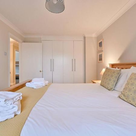Spacious Sandbanks Apartment Near Beach And Bars With Free Parking Poole Kültér fotó