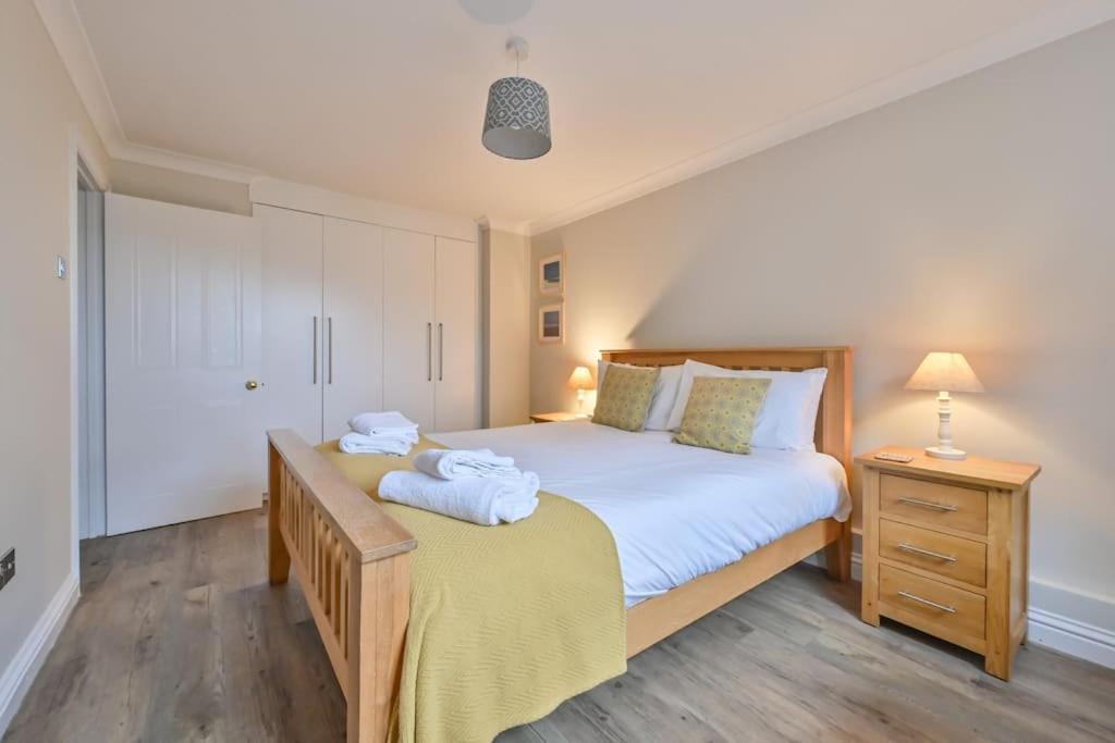 Spacious Sandbanks Apartment Near Beach And Bars With Free Parking Poole Kültér fotó