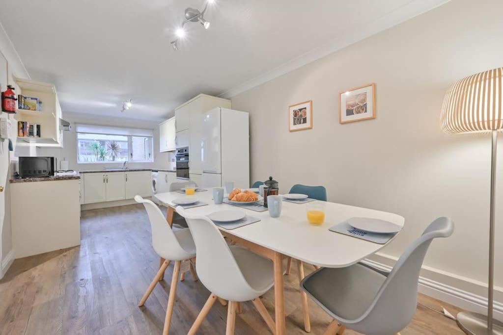 Spacious Sandbanks Apartment Near Beach And Bars With Free Parking Poole Kültér fotó