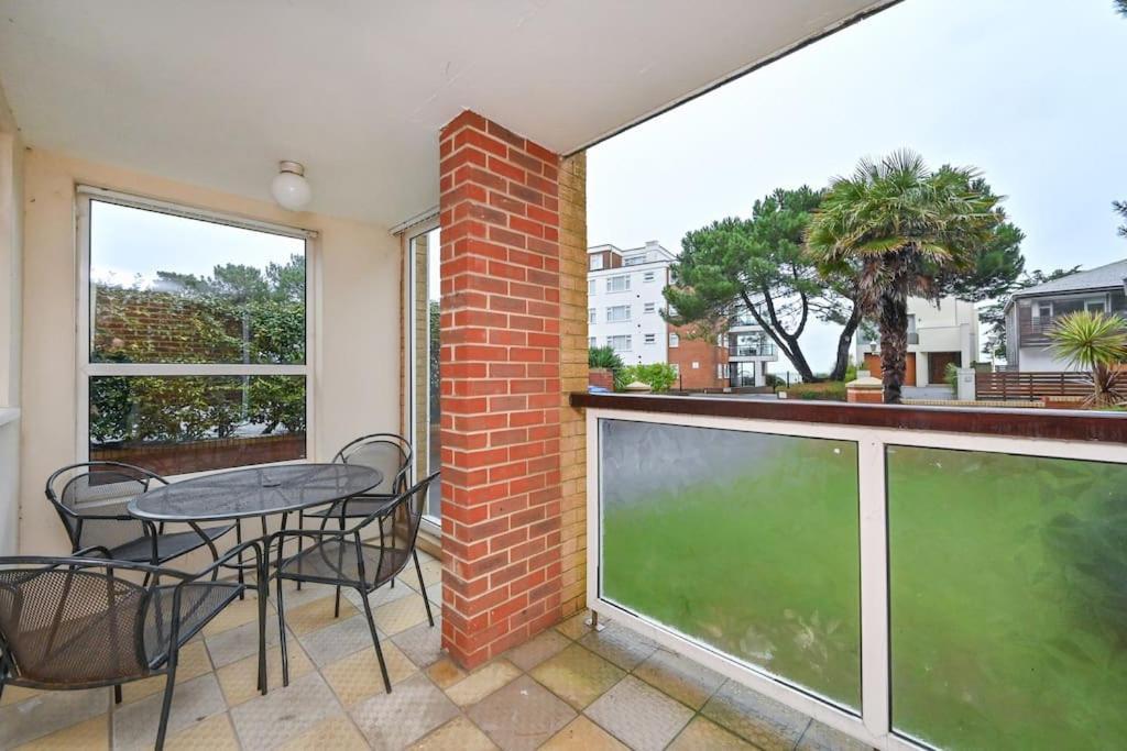 Spacious Sandbanks Apartment Near Beach And Bars With Free Parking Poole Kültér fotó