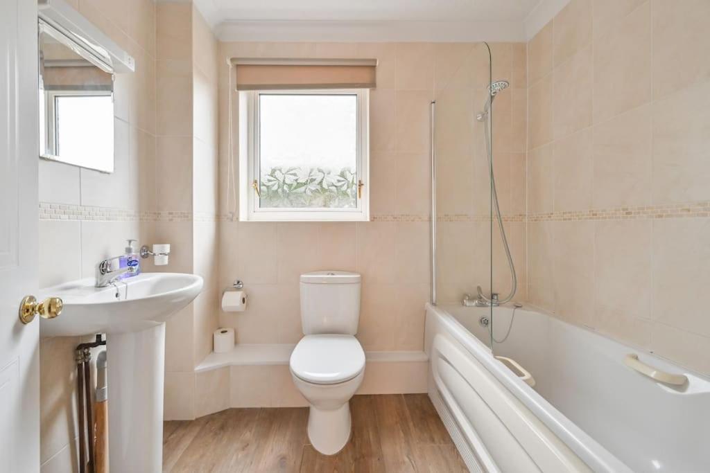 Spacious Sandbanks Apartment Near Beach And Bars With Free Parking Poole Kültér fotó