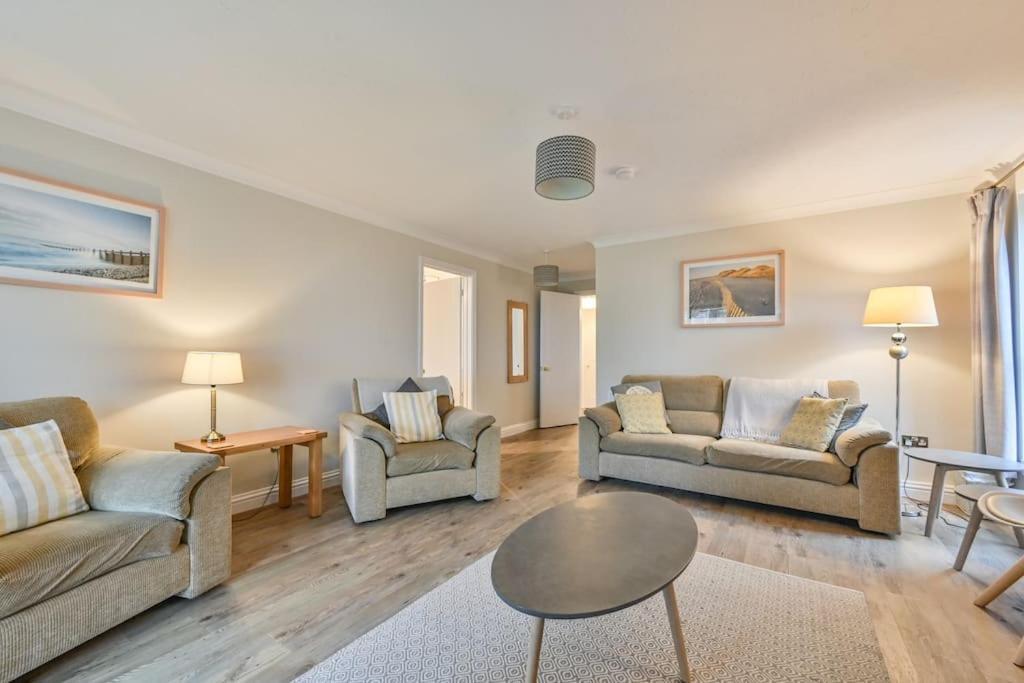 Spacious Sandbanks Apartment Near Beach And Bars With Free Parking Poole Kültér fotó