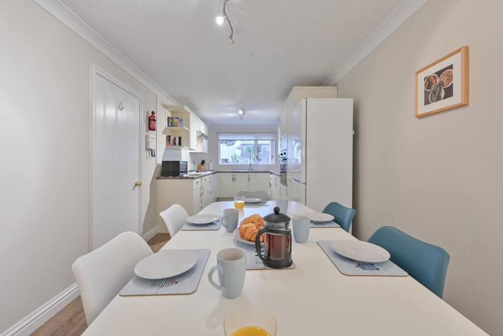 Spacious Sandbanks Apartment Near Beach And Bars With Free Parking Poole Kültér fotó