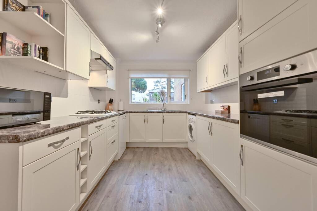Spacious Sandbanks Apartment Near Beach And Bars With Free Parking Poole Kültér fotó