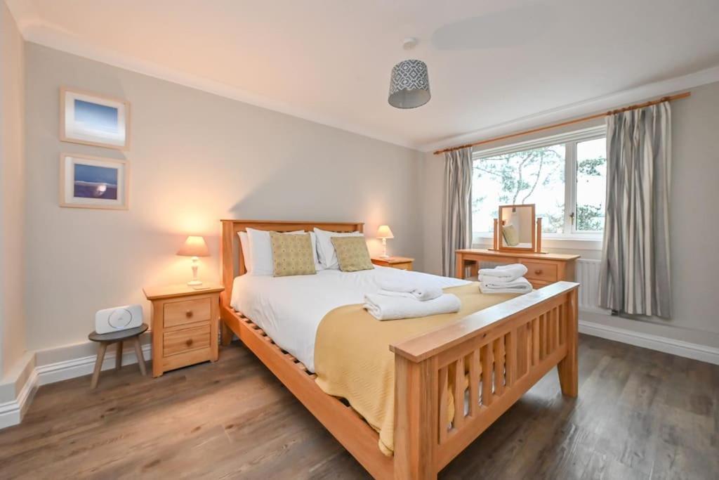 Spacious Sandbanks Apartment Near Beach And Bars With Free Parking Poole Kültér fotó
